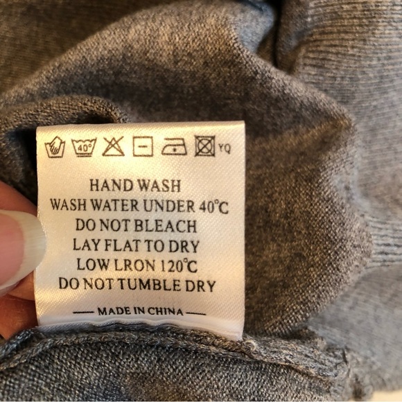 NWT Arach & Cloz Gray Lightweight V-Neck Ribbed Sweater Size M - Picture 7 of 7